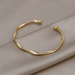 A Sleek And Stylish Twisted Texture Golden Bangle