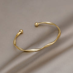 A Sleek And Stylish Twisted Texture Golden Bangle